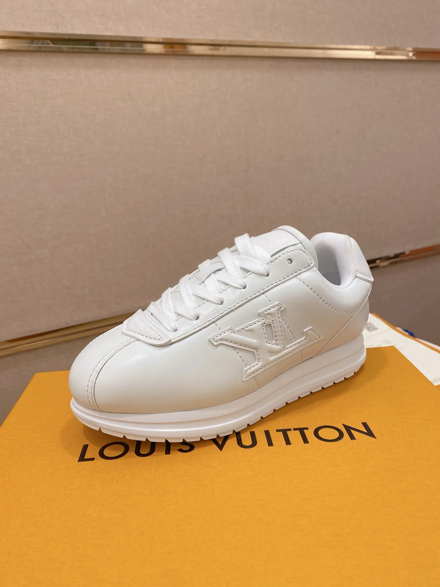 Men's shoes💰: Couple style 700💰LOUIS VUITTON Footint Soccer sneakers‼ ️ The top version, the same sneakers for LV couples. You will look fashionable when you wear them. This Footint Soccer sneaker was unveiled in the 2025 spring and summer series fashion show. The tongue is embellished with the Lvers United badge inspired by the football team. The rubber sole of the foot is decorated with multiple Louis Vuitton logos. The original latest packaging. Fabric: original imported cowhide. Lining: original imported breathable mesh. Foot pad: original injection molding pad. Outsole: original molded T combination outsole. Size: 35-45.